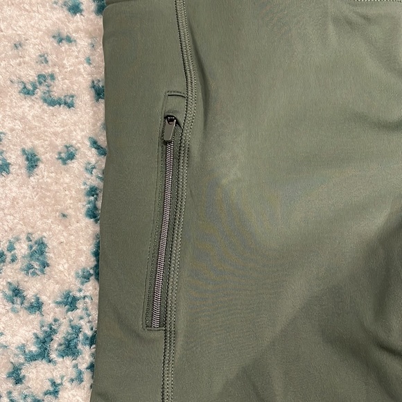 NWT All in motion fern green high rise legging with side pockets and zip pocket - Picture 2 of 5